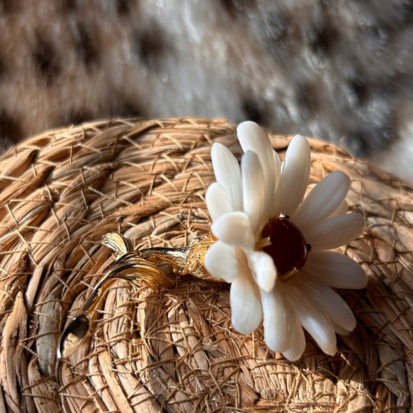 VINTAGE DAISY CASTLECLIFF FAUX PEARL WITH RED STONE & GOLD TONE BROOCH - Picture 6 of 15